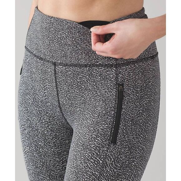 Lululemon Run It Out Tight Power Luxtreme Ripple Jacquard Black White Size 4 D7 - Picture 6 of 15